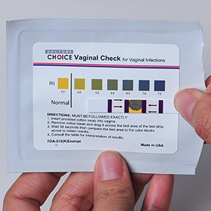 テストストリップの色を個包装の表部分にあるカラーチャート（検査結果表）と比べます。この際、検査直後のテストストリップでなければ検査結果が不正確となることがありますので、検査後すぐに検査結果を確認しましょう